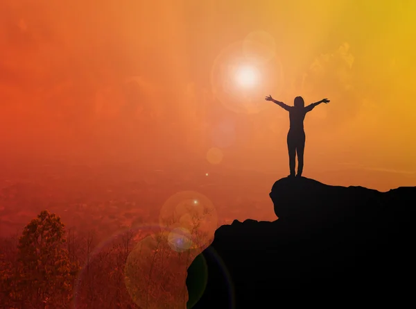 Blurredcity TOPVIEW uçurumun üzerinde kadın siluet duran