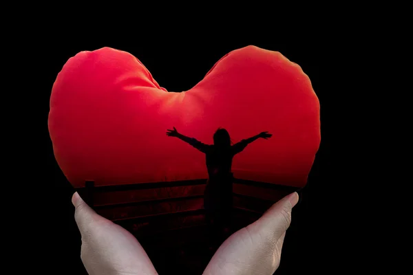 Wolność na białym tle sylwetka kobiety w czerwonym sercem na backgrou czarny — Zdjęcie stockowe