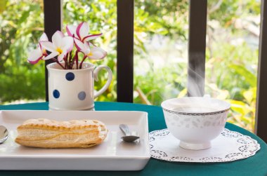 Siyah kahve pasta yeşil taze na arasında ile klasik beyaz bardak