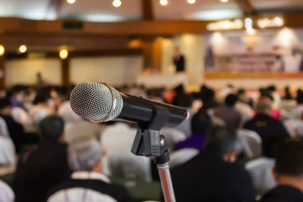 Micrófono instalado en personas borrosas en la sala de eventos del seminario — Foto de Stock