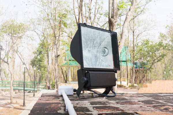 Grande holofote preto ou luz de pé configurado no parque ao ar livre — Fotografia de Stock