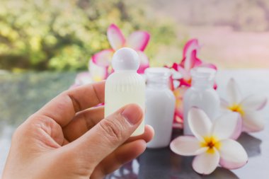 Kadın alarak küçük şişe spa şampuan veya duş jeli, el 