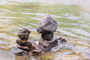 Su akışı ve şelale taşla relax ruh arka plan