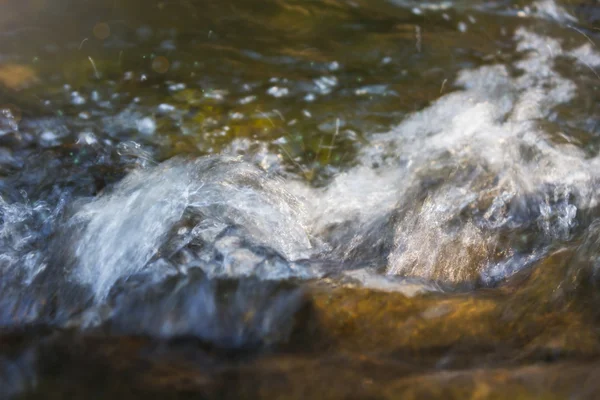 Acqua spruzzata in fiume e luce solare in superficie per il backgro della natura — Foto Stock