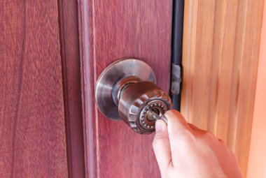 Elimi tut ahşap kapı açma sağ tuş