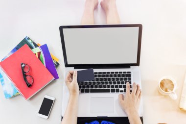  Üst görünüm bayan oturma ve eller dizüstü bilgisayar, internet online alışveriş, dizüstü bilgisayar, teknoloji ve yaşam tarzı ile çalışma veya iş ile kredi veya banka kartı tutun