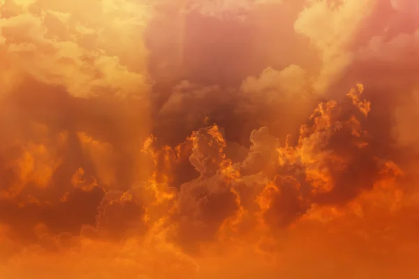Krásný zasněný barevné oranžové zlato obloha s nadýchané bílé clou — Stock fotografie