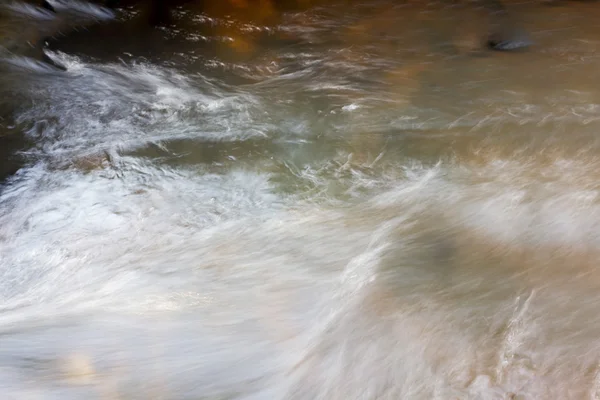 Superfície de água de cristal em fluxo para a natureza backgrou suave e azulado — Fotografia de Stock