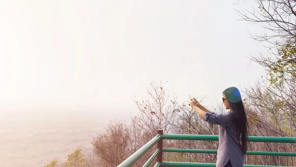 Asiática dama tomar foto desde móvil en la montaña vista superior ver —  Fotos de Stock