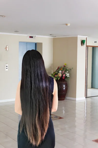 Parte de trás ou vista rara de mulheres de cabelos longos secos pretos e coloridos — Fotografia de Stock