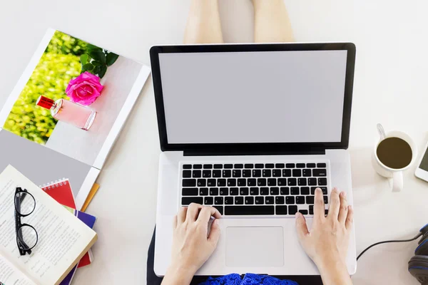 Top uitzicht zittend op de vloer en surfen op het Internet op notebook, Internet online winkelen, werken of zaken met laptop, technologie computer en lifestyle — Stockfoto