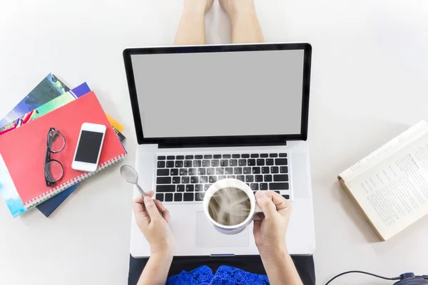 Top vista dama sentada y las manos sostienen taza de café caliente con no — Foto de Stock