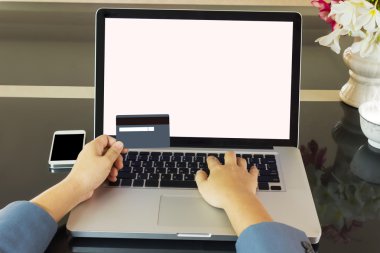 İş kadınları el kredi veya banka kartı tutun online shopp yapmak