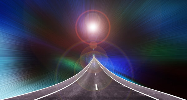 Долгая дорога до максимума со вспышкой линз на светлом спектре в темноте
