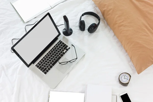 Boş ekran lı dizüstü bilgisayar, gözlük, kablosuz kulaklık, saat, saat,