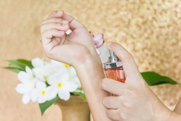 Kadın el bilek Vazoda Çiçekler ile püskürtme parfüm