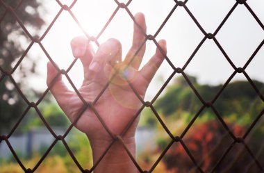 Bayan veya kız el lens parlama ile demir çubuk yakalama, hapsetmek veya