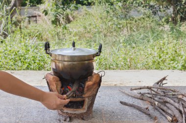 Eski alüminyum tencere ile sobaya el dolum dalı, kuru ekstremite 