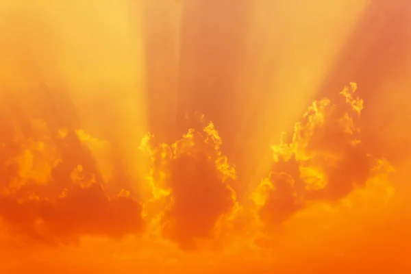 Абстрактні золоті і помаранчеві мрійливі хмари і небо з сонячним світлом — стокове фото