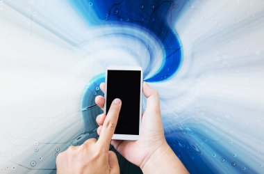 Eller ve cep telefonu veya cep telefonu teknoloji soyut mavi 