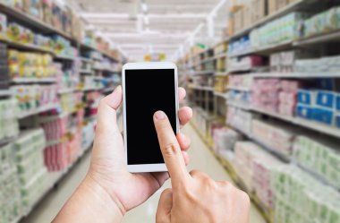 Büyük boş akıllı telefon ekranına veya sho'da cep telefonuna el basın