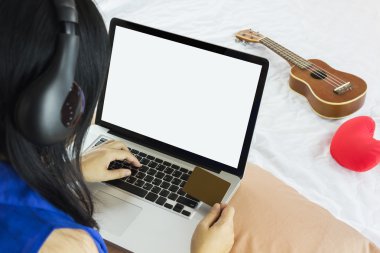 El boş kredi veya banka kartı alarak Kız veya kadın nadir görünümü