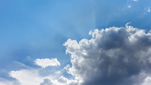 大きなふわふわの雲と晴れた幸せな神光柔らかい青空 — ストック写真