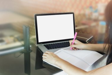 Kadın veya kız boş Not kitap yazma veya dizüstü bilgisayar arka plan ile günlüğü faturası yapma