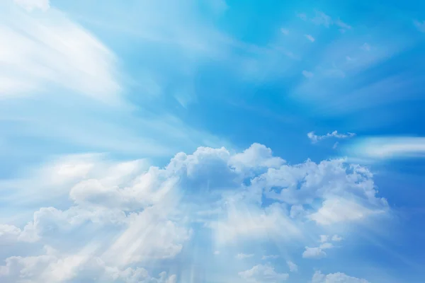 Nuvens inchadas coloridas céu azul suave com humor sonhador e fantasia — Fotografia de Stock