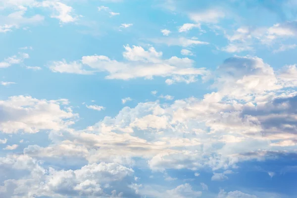 夢のようなカラフルなふくらんでいる雲ソフト青空とファンタジー気分 — ストック写真