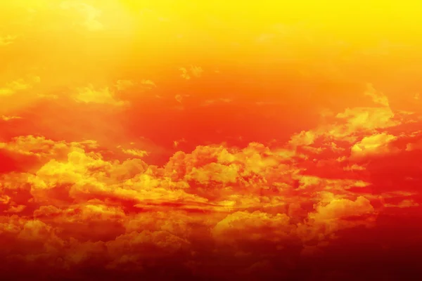 Barevné nadýchané mraky zlatý nebe s zasněný a fantasy náladu — Stock fotografie