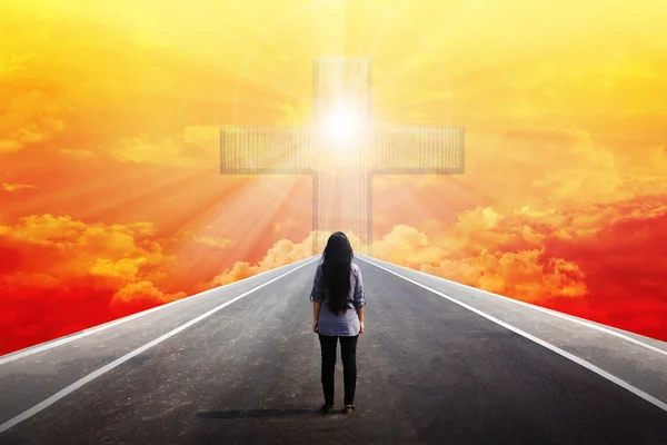 Büyük haç veya cr arka veya nadir görünümü kadının..... yolda karşılamak