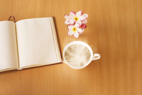Kopje warme dranken of koffie met plumeria of frangipani bloemen ik — Stockfoto