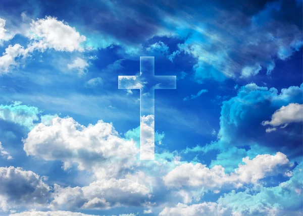 Crucifijo o forma de cruz brillando en las nubes hinchadas cielo azul, cielo — Foto de Stock