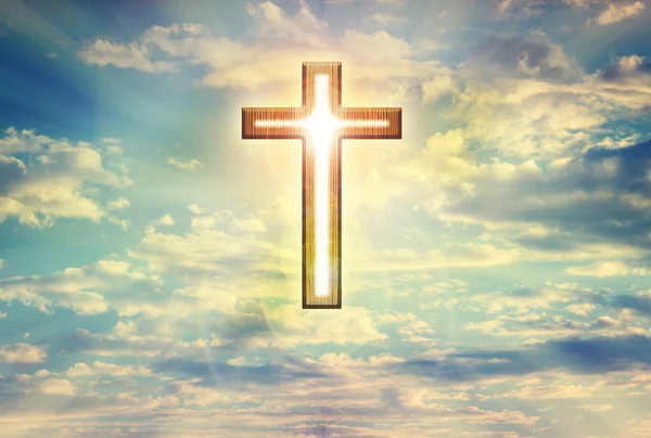 Deus luz forma crucifixo calha em nuvens sonhadoras céu azul, believ — Fotografia de Stock