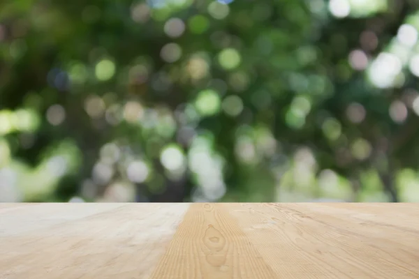 Área en blanco o mesa de espacio superior en bokeh blossom árbol naturaleza verde — Foto de Stock