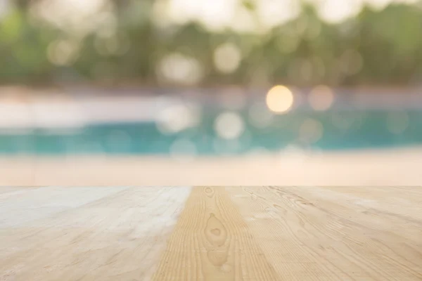 Área en blanco o mesa de espacio en el fondo borroso de la piscina — Foto de Stock