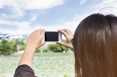Kız ya da kadın fotoğraf veya video çekim geri ya da nadir görünümünü 