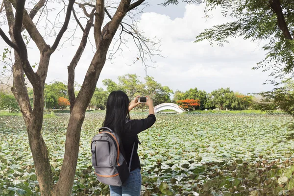 Indietro o rara vista di ragazza o donne che scattano foto o video — Foto Stock