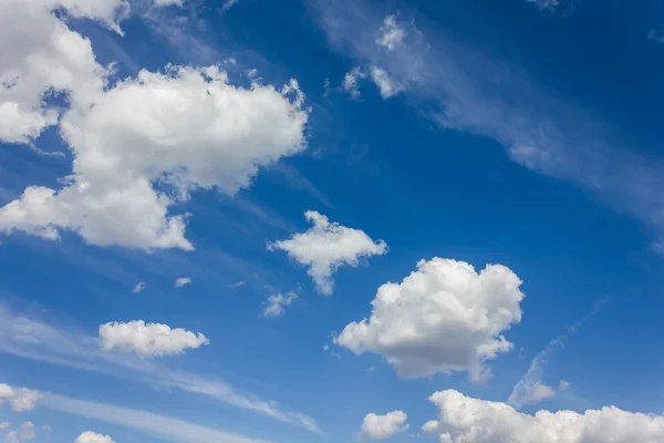 さわやかな陽気な青空のふくらんでいる雲 — ストック写真