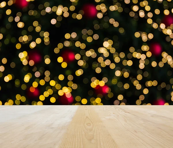 Mesa de madeira espaço em branco superior ou área vazia com luz da árvore de Natal — Fotografia de Stock