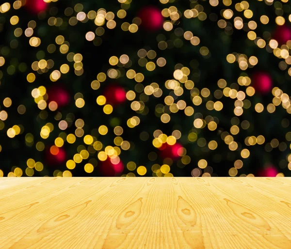 Mesa de madeira espaço em branco superior ou área vazia com luz da árvore de Natal — Fotografia de Stock