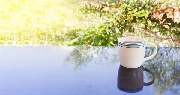 sıcak siyah kahve ve ağaç bush arka planda gün dinlenmek