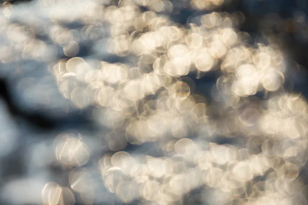 Verträumt abstraktes Funkeln leuchtendes Bokeh-Licht kristallines Wasser in — Stockfoto