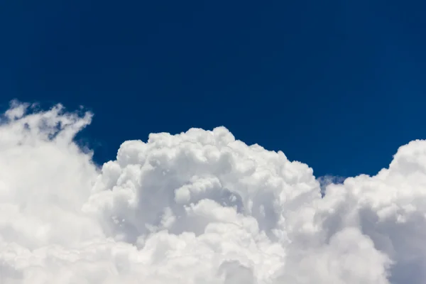 가벼운 밝은 빛 푸른 하늘에 구름 — 스톡 사진