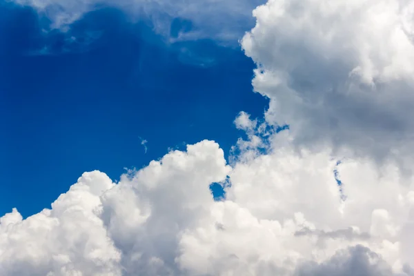 明るい水色の空の雲 — ストック写真
