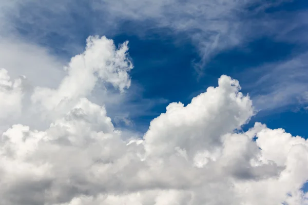 Indah langit biru muda dengan awan putih bengkak — Stok Foto