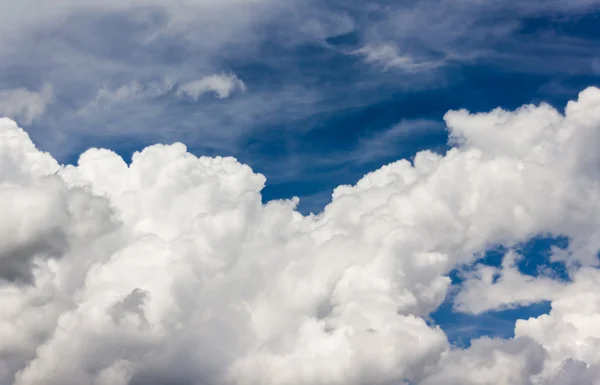 Indah langit biru muda dengan awan putih bengkak — Stok Foto