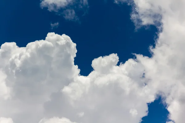 ふくらんでいる白い雲と美しい水色の空 — ストック写真