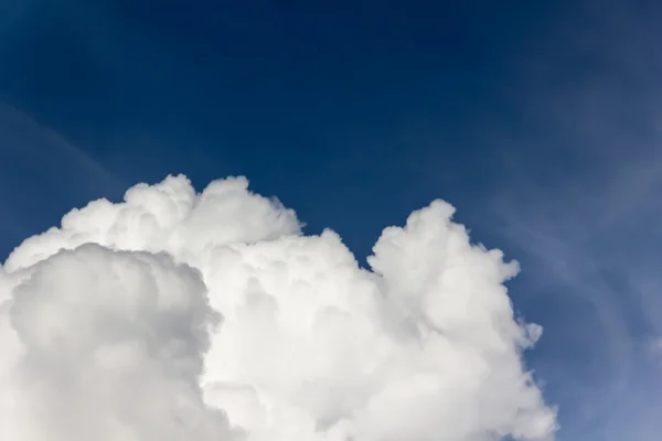 Indah langit biru muda dengan awan putih bengkak — Stok Foto